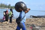 Sejumlah mahasiswa dan aktivis lingkungan memungut sampah botol plastik bekas di muara sungai kawasan pantai Lampulo, Banda Aceh, Aceh, Minggu (21/5/2023). Aksi peduli lingkungan melibatkan Aceh Birding Club dan Himpunan Masiswa Biologi FKIP Universitas Syiah Kuala (USK) dalam rangka peringatan World Migratory Bird Day dengan tema 