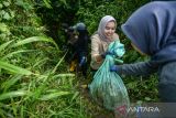 Relawan mengangkut sampah yang telah diambil dari Sungai Cipaganti saat aksi bersih sungai di Bandung, Jawa Barat, Sabtu (20/5/2023). River Clean Up Indonesia bersama Komunitas Diluar Nalar dan mahasiswa dari berbagai universitas di Bandung berhasil mengangkut sebanyak 1,4 ton berbagai jenis sampah dari Sungai Cipaganti dalam aksi bersih sungai di Bandung. ANTARA FOTO/Raisan Al Farisi/agr