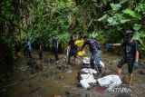 Relawan mengangkut sampah yang telah diambil dari Sungai Cipaganti saat aksi bersih sungai di Bandung, Jawa Barat, Sabtu (20/5/2023). River Clean Up Indonesia bersama Komunitas Diluar Nalar dan mahasiswa dari berbagai universitas di Bandung berhasil mengangkut sebanyak 1,4 ton berbagai jenis sampah dari Sungai Cipaganti dalam aksi bersih sungai di Bandung. ANTARA FOTO/Raisan Al Farisi/agr