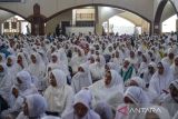 Jemaah calon haji mengikuti bimbingan massal di Pusdai, Bandung, Jawa Barat, Sabtu (20/5/2023). Sebanyak 2.396 jemaah calon haji asal Kota Bandung mengikuti bimbingan massal yang diadakan oleh Kantor Kementerian Agama Kota Bandung guna memberikan bekal serta pengetahuan saat melaksanakan ibadah haji. ANTARA FOTO/Raisan Al Farisi/agr