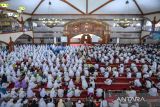 Jemaah calon haji mengikuti bimbingan massal di Pusdai, Bandung, Jawa Barat, Sabtu (20/5/2023). Sebanyak 2.396 jemaah calon haji asal Kota Bandung mengikuti bimbingan massal yang diadakan oleh Kantor Kementerian Agama Kota Bandung guna memberikan bekal serta pengetahuan saat melaksanakan ibadah haji. ANTARA FOTO/Raisan Al Farisi/agr