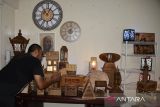 Perajin menata  berbagai jenis kerajinan miniatur di Usaha Mikro Kecil dan Menengah (UMKM) Coalan Wood Craft, Banda Aceh, Aceh, Sabtu (20/5/2023).  Produksi kerajinan miniatur berbahan kayu yang sudah berhasil menembus pasar domestik dan pasar luar negeri seperti Malaysia itu dijual dengan harga mulai adari Rp 8.000 hingga Rp4 juta per unit menurut jenis dan kualitas bahan bakunya. ANTARA FOTO/Ampelsa.