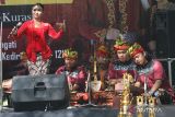 Peserta tampil pada lomba cipta lagu daerah bertajuk Indie Kertapati #1 di Kediri, Jawa Timur, Sabtu (20/5/2023). Kegiatan lomba cipta lagu daerah yang diselenggarakan pemerintah Kediri tersebut sebagai upaya mempromosikan sejumlah destinasi wisata sekaligus memperingati Hut ke-1219 Kediri. ANTARA Jatim/Prasetia Fauzani/zk