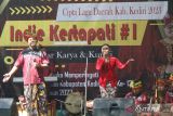 Peserta tampil pada lomba cipta lagu daerah bertajuk Indie Kertapati #1 di Kediri, Jawa Timur, Sabtu (20/5/2023). Kegiatan lomba cipta lagu daerah yang diselenggarakan pemerintah Kediri tersebut sebagai upaya mempromosikan sejumlah destinasi wisata sekaligus memperingati Hut ke-1219 Kediri. ANTARA Jatim/Prasetia Fauzani/zk