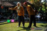 Siswa disabilitas melempar bola saat mengikuti Festival Olahraga Bola Bocce SLB di SLB-D YPAC Bandung, Jawa Barat, Senin (21/5/2023). Festival olahraga Bola Bocce yang diikuti oleh SLB se Bandung Raya tersebut ditujukan untuk memperkenalkan konsep inklusif melalui bidang olahraga yang berlangsung hingga 23 Mei mendatang. ANTARA FOTO/Raisan Al Farisi/agr