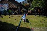 Siswa disabilitas melempar bola saat mengikuti Festival Olahraga Bola Bocce SLB di SLB-D YPAC Bandung, Jawa Barat, Senin (21/5/2023). Festival olahraga Bola Bocce yang diikuti oleh SLB se Bandung Raya tersebut ditujukan untuk memperkenalkan konsep inklusif melalui bidang olahraga yang berlangsung hingga 23 Mei mendatang. ANTARA FOTO/Raisan Al Farisi/agr