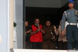 Mantan Walikota Lhokseumawe Suaidi Yahya dengan tangan diborgol berjalan menuju mobil tahanan usai menjalani pemeriksaan di kantor Kejaksaan Negeri Lhokseumawe, Aceh, Senin (22/5/2023). Penyidik Kejaksaan Negeri Lhokseumawe menetapkan Suaidi Yahya sebagai tersangka dugaan korupsi pada pengeloalan PT Rumah Sakit (RS) Arun Lhokseumawe tahun 2016-2022. ANTARA/Rahmad.