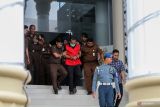 Mantan Walikota Lhokseumawe Suaidi Yahya dengan tangan diborgol berjalan menuju mobil tahanan usai menjalani pemeriksaan di kantor Kejaksaan Negeri Lhokseumawe, Aceh, Senin (22/5/2023). Penyidik Kejaksaan Negeri Lhokseumawe menetapkan Suaidi Yahya sebagai tersangka dugaan korupsi pada pengeloalan PT Rumah Sakit (RS) Arun Lhokseumawe tahun 2016-2022. ANTARA/Rahmad.

