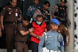 Mantan Walikota Lhokseumawe Suaidi Yahya dengan tangan diborgol berjalan menuju mobil tahanan usai menjalani pemeriksaan di kantor Kejaksaan Negeri Lhokseumawe, Aceh, Senin (22/5/2023). Penyidik Kejaksaan Negeri Lhokseumawe menetapkan Suaidi Yahya sebagai tersangka dugaan korupsi pada pengeloalan PT Rumah Sakit (RS) Arun Lhokseumawe tahun 2016-2022. ANTARA/Rahmad.