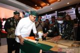  Menteri Pendayagunaan Aparatur Negara dan Reformasi Birokrasi (Menpan-RB) Abdullah Azwar Anas (kedua kiri) bersama Kepala ANRI Imam Gunarto (kiri) melihat proses rekondisi arsip pada acara puncak Kegiatan Hari kearsipan nasional di Banyuwangi, Jawa Timur, Senin (22/5/2023). Hari Kearsipan Nasional ke-52 yang diselenggarakan oleh Arsip Nasional Republik  Indonesia (ANRI) tersebut bertujuan untuk menjamin
keselamatan bahan pertanggungjawaban nasional tentang perencanaan,
pelaksanaan dan penyelenggaraan kehidupan kebangsaan, serta untuk
menyediakan bahan pertanggungjawaban bagi kegiatan pemerintahan. ANTARA Jatim/Budi Candra Setya/zk