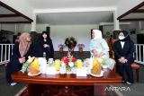 Iriana sambut Ibu Negara Iran dengan perlihatkan batik-minum teh