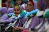 Sejumlah jemaah calon haji tiba di Asrama Haji Embarkasi Surabaya (AHES), Surabaya, Jawa Timur, Selasa (23/5/2023). Sebanyak 1.350 jemaah calon haji dari kloter 1,2 dan 3 tiba secara bertahap di AHES. ANTARA Jatim/Didik Suhartono/zk 