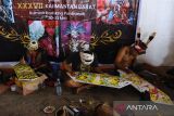 Lomba melukis perisai Dayak. Tiga peserta mengikuti lomba melukis perisai di arena Pekan Gawai Dayak ke-37 di Rumah Radakng, Pontianak, Kalimantan Barat, Senin (22/5/2023). Lomba melukis motif simbol-simbol khas Dayak dengan dominasi warna merah, kuning, putih dan hitam di atas papan perisai yang diikuti 42 peserta tersebut diselenggarakan untuk melestarikan seni budaya Suku Dayak. ANTARA FOTO/Jessica Helena Wuysang.