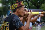 Lomba menyumpit Gawai Dayak. Seorang peserta mengikuti Lomba Menyumpit yang digelar dalam Pekan Gawai Dayak ke-37 di Rumah Radakng di Pontianak, Kalimantan Barat, Senin (22/5/2023). Lomba ketangkasan menyumpit yang diikuti sekitar 60 peserta untuk kategori peserta pria dan wanita tersebut bertujuan untuk melestarikan olahraga tradisional Suku Dayak. ANTARA FOTO/Jessica Helena Wuysang.