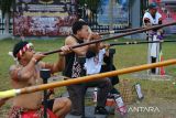 Lomba menyumpit Gawai Dayak. Sejumlah peserta mengikuti Lomba Menyumpit yang digelar dalam Pekan Gawai Dayak ke-37 di Rumah Radakng di Pontianak, Kalimantan Barat, Senin (22/5/2023). Lomba ketangkasan menyumpit yang diikuti sekitar 60 peserta untuk kategori peserta pria dan wanita tersebut bertujuan untuk melestarikan olahraga tradisional Suku Dayak. ANTARA FOTO/Jessica Helena Wuysang.