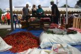 Warga berbelanja cabai merah dan kebutuhan pangan lainnya  saat berlangsung operasi pasar murah keliling masuk desa di Banda Aceh, Aceh, Selasa (23/5/2023). Operasi pasar murah keliling melibatkan Dinas Koperasi UMKM dan Pertamina yang menjual beberapa jenis komoditas pangan dan gas elpiji bersubsidi 3 kilogram bersamaan dengan mulai naiknya harga sebagian  bahan pokok sejak beberapa hari terakhir di pasar tradisional daerah itu untuk menstabilkan harga dan pengendalian inflasi daerah. ANTARA FOTO/Ampelsa.