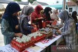 Warga berbelanja telur bebek dan kebutuhan bahan pangan lainnya saat berlangsung operasi pasar murah keliling masuk desa di Banda Aceh, Aceh, Selasa (23/5/2023). Operasi pasar murah keling melibatkan Dinas Koperasi UMKM dan Pertamina yang menjual beberapa jenis komoditas pangan dan gas elpiji bersubsidi 3 kilogram bersamaan dengan mulai naiknya harga sebagian  bahan pokok sejak beberapa hari terakhir di pasar tradisional daerah itu untuk menstabilkan harga dan pengendalian inflasi daerah. ANTARA FOTO/Ampelsa.