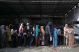 Warga penerima manfaat antre mencairkan bantuan Program Keluarga Harapan (PKH) di Kantor Pos Indramayu, Jawa Barat, Selasa (23/5/2023). Kantor Pos Indramayu menyalurkan bantuan PKH tri wulan kedua kepada 33.000 warga penerima manfaat sebesar Rp600 ribu per orang sebagai upaya mengentaskan kemiskinan. ANTARA FOTO/Dedhez Anggara/agr