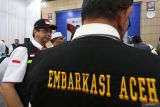 Inspektur Jenderal (Irjen) Kementerian Agama (Kemenag) Faisal Ali Hasyim menyapa jamaah calon haji berusia lanjut saat melaksanakan pemantauan keberangkatan kloter pertama embarkasi Aceh di asrama haji Banda Aceh, Aceh, Selasa (23/5/2023). Pada musim haji 2023 Direktorat Jenderal Penyelenggaraan Haji dan Umrah (PHU) Kemenag telah mengangkat tema “Haji Ramah Lansia” dengan jumlah jamaah calon haji berusia lanjut mencapai 67 ribu jamaah dan 4.000 diantaranya menggunakan kursi roda. Antara Aceh/Irwansyah Putra.
