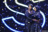 Salma (kiri) bersama Nabilah (kanan) berpelukan usai pengumuman juara Indonesian Idol 2023 di Studio RCTI+, Kebon Jeruk, Jakarta, Senin (22/5/2023). Salma menjadi juara Indonesian Idol 2023. ANTARA FOTO/Rivan Awal Lingga/hp.