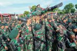 Danyonif 142/KJ Letnan Kolonel Inf Esnan Haryadi (tengah atas) diangkat sejumlah prajurit usai upacara penyambutan Satgas Pengamanan Perbatasan Papua Nugini Yonif Raider 142/Ksatria Jaya di Batalyon Infanteri Raider 142/Ksatria Jaya, Jambi, Senin (22/5/2023). Sebanyak 400 prajurit Yonif 142/Ksatria Jaya yang melakukan tugas pengamanan perbatasan RI-Papua Nugini selama 14 bulan kemarin di Papua telah tiba di Jambi. ANTARA FOTO/Wahdi Septiawan/aww.