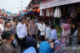 Harga telur di pasar Simpang Empat Pasaman Barat naik menjadi Rp58.000/rak