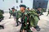 Prajurit Yonif Raider Khusus meneriakkan yel-yel usai upacara penyambutan kepulangan Satgas Pengamanan Perbatasan Papua Nugini di Pelabuhan Krueng Geukuh, Aceh Utara, Aceh, Rabu (24/5/2023). Sebanyak 399 personel prajurit TNI AD dari Bataliyon Raider Khusus 113/Jaya Sakti, Bireuen, tiba kembali di Aceh setelah bertugas dalam pengamanan perbatasan RI-Papua Nugini selama 15 bulan. ANTARA/Rahmad