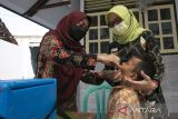 Petugas kesehatan memberikan vaksin polio tetes kepada balita di Posyandu Asem, Lemahabang, Indramayu, Jawa Barat, Kamis (25/5/2023). Kementerian Kesehatan melaporkan capaian imunisasi dasar lengkap hingga April 2023 secara nasional sebanyak 174 ribu bayi atau 4,02 persen relatif masih rendah dari target trismester pertama sebanyak 33,3 persen. ANTARA FOTO/Dedhez Anggara/agr