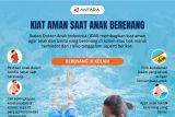 Kiat aman saat anak berenang