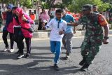Simulasi penanganan bencana gempa dan tsunami. Pelajar berlarian menuju ketempat yang lebih aman saat mengikuti simulasi penanganan bencana alam gempa dan gelombang tsunami di Banda Aceh, Aceh, Jumat (26/5/2023). Simulasi penanganan bencana gempa dan gelombang tsunami yang digelar Badan Penanggulangan Bencana Daerah (BPBD) Kota Banda Aceh diikuti ratusan pelajar tingkat SD dan SMP yang bertujuan mengedukasi anak-anak sejak usia dini untuk meningkat kesiapsiagaan serta mengurangi resiko saat terjadinya berbagai bencana alam. ANTARA FOTO/Irwansyah Putra.Antara foto/Irwansyah Putra (Antara foto/Irwansyah Putra)