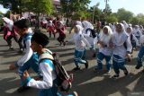 Simulasi penanganan bencana gempa dan tsunami. Pelajar berlarian menuju ketempat yang lebih aman saat mengikuti simulasi penanganan bencana alam gempa dan gelombang tsunami di Banda Aceh, Aceh, Jumat (26/5/2023). Simulasi penanganan bencana gempa dan gelombang tsunami yang digelar Badan Penanggulangan Bencana Daerah (BPBD) Kota Banda Aceh diikuti ratusan pelajar tingkat SD dan SMP yang bertujuan mengedukasi anak-anak sejak usia dini untuk meningkat kesiapsiagaan serta mengurangi resiko saat terjadinya berbagai bencana alam. ANTARA FOTO/Irwansyah Putra.Antara foto/Irwansyah Putra (Antara foto/Irwansyah Putra)