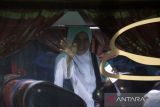 Jamaah calon haji (JCH) melambaikan tangan kepada keluarga dan kerabatnya saat pelepasan pemberangkatan dari halaman Mesjid Agung Islamic Center Lhokseumawe, Aceh, Kamis (25/5/2023). Sebanyak 239 JCH asal Kota Lhokseumawe masuk dalam kloter 4 embarkasi Aceh akan memasuki asrama haji pada  26 Mei 2023 dan berangkat ke tanah suci pada 27 Mei 2023 melalui Bandara Sultan Iskandar Muda. ANTARA FOTO/Rahmad