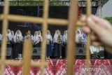 Pelajar memainkan alat musik tradisional angklung saat mengikuti kegiatan Festival Bandung Kota Angklung 2023 di Kiara Artha Park, Bandung, Jawa Barat, Sabtu (27/5/2023). Kegiatan tersebut untuk memajukan kebudayaan, pelestarian dan pengembangan angklung sebagai warisan budaya tak benda kemanusiaan sekaligus peringatan setahun Deklarasi Bandung Kota Angklung. ANTARA FOTO/Novrian Arbi/agr