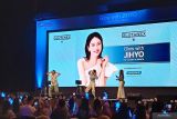 Song Ji Hyo menari di depan penggemar