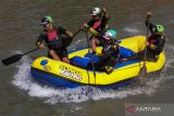  Tim peserta melajukan perahu karetnya saat Kejuaraan Dayung Obstacle Race Piala Wali Kota Surabaya di Sungai Kalimas, Surabaya, Jawa Timur, Jumat (26/5/2023). Kejuaraan yang diikuti  47 tim peserta dari berbagai daerah di Jawa Timur itu merupakan  salah satu rangkaian kegiatan untuk menyemarakkan Hari Jadi ke-730 Kota Surabaya. ANTARA Jatim/Didik Suhartono/zk