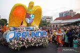 Warga menyaksikan atraksi Paskibraka saat Pawai Bunga dan Budaya di Surabaya, Jawa Timur, Sabtu (27/5/2023). Pawai tersebut digelar untuk menyambut Hari Jadi Kota Surabaya (HJKS) ke-730. ANTARA Jatim/Rizal Hanafi/Zk