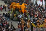 Warga menyaksikan Pawai Bunga dan Budaya di Surabaya, Jawa Timur, Sabtu (27/5/2023). Pawai itu digelar untuk menyemarakkan Hari Jadi ke-730 Kota Surabaya. ANTARA Jatim/Didik Suhartono/zk 