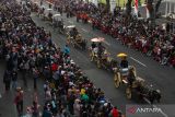  Warga menyaksikan Pawai Bunga dan Budaya di Surabaya, Jawa Timur, Sabtu (27/5/2023). Pawai itu digelar untuk menyemarakkan Hari Jadi ke-730 Kota Surabaya. ANTARA Jatim/Didik Suhartono/zk 