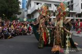 Pawai Bunga dan Budaya di Surabaya. Warga menyaksikan Pawai Bunga dan Budaya di Surabaya, Jawa Timur, Sabtu (27/5/2023). Pawai itu digelar untuk menyemarakkan Hari Jadi ke-730 Kota Surabaya. ANTARA FOTO/Didik SuhartonoANTARA FOTO/DIDIK SUHARTONO (ANTARA FOTO/DIDIK SUHARTONO)