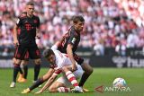 Pemain FC Koln Jonas Hector (bawah) berebut bola dengan pemain Bayern Munchen Thomas Mueller dalam pertandingan sepak bola Liga Jerman di RheinEnergieStadion, Koln, Jerman, Sabtu (27/5/2023). Bayern Munchen secara spektakuler merebut gelar juara Liga Jerman atau Bundesliga ke-11 berturut-turut setelah mengalahkan FC Koln 2-1. ANTARA FOTO/Reuters/Benjamin Westhoff/nym.