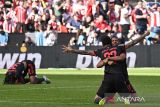 Pemain Bayern Munchen Serge Gnabry berselebrasi bersama rekannya Joao Cancelo ​​​​​​​setelah timnya berhasil meraih gelar juara Liga Jerman dalam pertandingan penentuan melawan FC Koln di RheinEnergieStadion, Koln, Jerman, Sabtu (27/5/2023). Bayern Munchen secara spektakuler merebut gelar juara Liga Jerman atau Bundesliga ke-11 berturut-turut setelah mengalahkan FC Koln 2-1. ANTARA FOTO/Reuters/Benjamin Westhoff/nym.