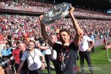 Pemain Bayern Munchen Thomas Mueller mengangkat tropi setelah timnya berhasil meraih juara Liga Jerman di RheinEnergieStadion, Koln, Jerman, Sabtu (27/5/2023). Bayern Munchen secara spektakuler merebut gelar juara Liga Jerman atau Bundesliga ke-11 berturut-turut setelah mengalahkan FC Koln 2-1. ANTARA FOTO/Reuters/Benjamin Westhoff/nym.