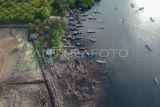 Kondisi mangrove yang rusak di Teluk Sepang, Kampung Melayu, Kota Bengkulu, Provinsi Bengkulu, Minggu (28/5/2023). Data Komunitas Mangrove Bengkulu, dari total 155,24 hektar luas hutan mangrove di kota itu rusak akibat pencaplokan lahan seluas 6,5 hektare area dan abrasi pantai seluas 2,5 hektare area. ANTARA FOTO/Iggoy el Fitra/nz