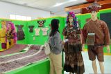 Tradisi pembuatan kain kulit kayu masih berlangsung di Provinsi Sulteng