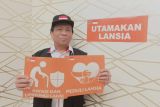 Stiker Lindungi Lansia tertempel di setiap hotel jamaah Indonesia