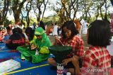 Peserta mengikuti Lomba kreasi daur ulang sampah di Kota Madiun, Jawa Timur, Sabtu (27/5/2023). Lomba yang diikuti diikuti 152 pelajar SD dan SMP tersebut dalam rangka menyambut Hari Lingkungan Hidup 2023. ANTARA Jatim/Siswowidodo/ZK