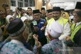 Menteri Agama Yaqut Cholil Qoumas (kedua kiri) bersama Gubernur Jawa Barat Ridwan Kamil (tengah) berbincang dengan jamaah calon haji saat penerbangan perdana di bandara BIJB Kertajati, Majalengka, Minggu (28/5/2023). malam. Sebanyak 366 calon haji asal Kabupaten Majalengka mulai diberangkatkan ke Mekah melalui bandara Kertajati. ANTARA FOTO/Dedhez Anggara/agr 
