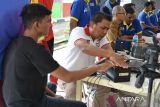 Petugas Dinas Registrasi Kependudukan provinsi Aceh (DRKA) bersama Dinas Kependudukan Pencatatan Sipil kabupaten Aceh Besar melakukan pengambilan sidik jari  Warga Binaan Permasyarakatan (WBP) di Lapas Kelas II A,  Banda Aceh, Aceh, Senin (29/5/2023). Perekaman  data tersebut untuk keperluan Nomor Induk Kependudukan (NIK) Warga Binaan Permasyarakatan (WBP) dan pemutakhiran data pemilih pada Pemilu tahun 2024 . ANTARA FOTO/Ampelsa.