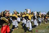 Sejumlah anak TK dan guru menari saat gebyar tari massal dalam rangka Hari Ulang Tahun (HUT) Ikatan Guru Taman Kanak-kanak Indonesia (IGTI) 2023 di Kabupaten Madiun, Jawa Timur, Sabtu (27/5/2023). Kegiatan tersebut diikuti 1.000 anak TK dan 90 guru TK. ANTARA Jatim/Siswowidodo/zk