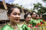 Penari berpose usai menampilkan tari Babangsai tarian khas dayak meratus di Halaman Balai Adat Malaris, Kecamatan Loksado, Kabupaten Hulu Sungai Selatan, Kalimantan Selatan, Selasa (30/5/2023). Pemerintah Provinsi Kalimantan Selatan bersama Badan Pengelola Geopark Meratus terus berupaya melakukan pelestarian hingga pengembangan bagi situs-situs salah satunya Balai Adat Malaris yang menjadi bagian situs Geopark Meratus agar memberikan manfaat yang besar bagi masyarakat. ANTARA/Bayu Pratama S.